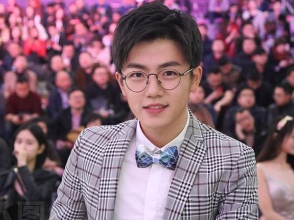 娱乐吃瓜君罗云熙,从“润玉”到“吃瓜君”,娱乐圈的蜕变与成长 第2张 娱乐吃瓜君罗云熙,从“润玉”到“吃瓜君”,娱乐圈的蜕变与成长 第2张