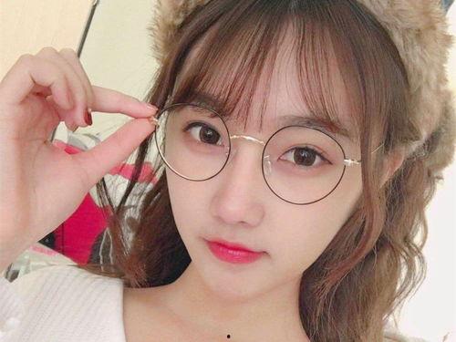 娱乐吃瓜女生主持戴眼镜,眼镜女主播的娱乐吃瓜盛宴 第3张 娱乐吃瓜女生主持戴眼镜,眼镜女主播的娱乐吃瓜盛宴 第3张