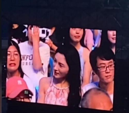 娱乐吃瓜酱演唱会,燃情开唱,狂欢之夜 第2张 娱乐吃瓜酱演唱会,燃情开唱,狂欢之夜 第2张
