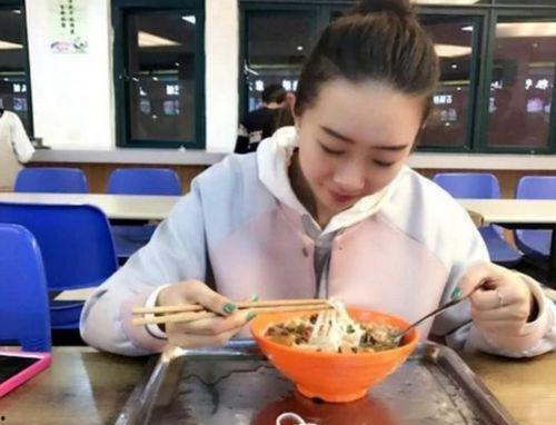 娱乐吃瓜酱饭搭子,揭秘娱乐圈背后的美食与友谊 第3张 娱乐吃瓜酱饭搭子,揭秘娱乐圈背后的美食与友谊 第3张