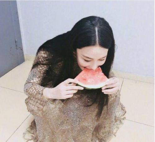 娱乐吃瓜酱衣服1度,揭秘明星衣橱，一窥时尚潮流1度魅力  第2张