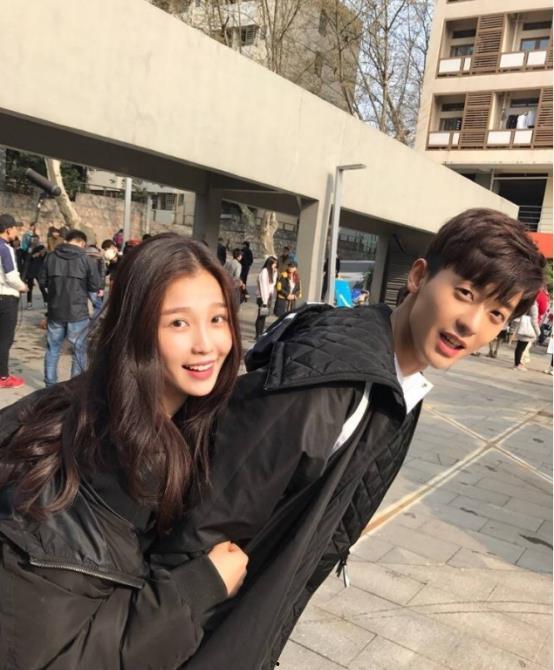 娱乐圈吃瓜的照片,揭秘明星幕后生活瞬间  第1张